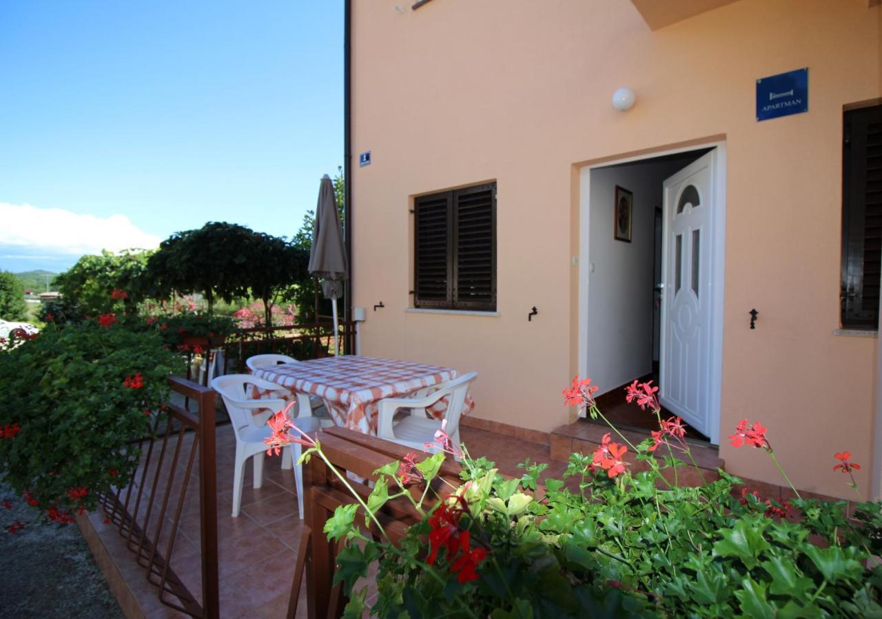 Apartment Liliana Near Beach Porec Exterior photo